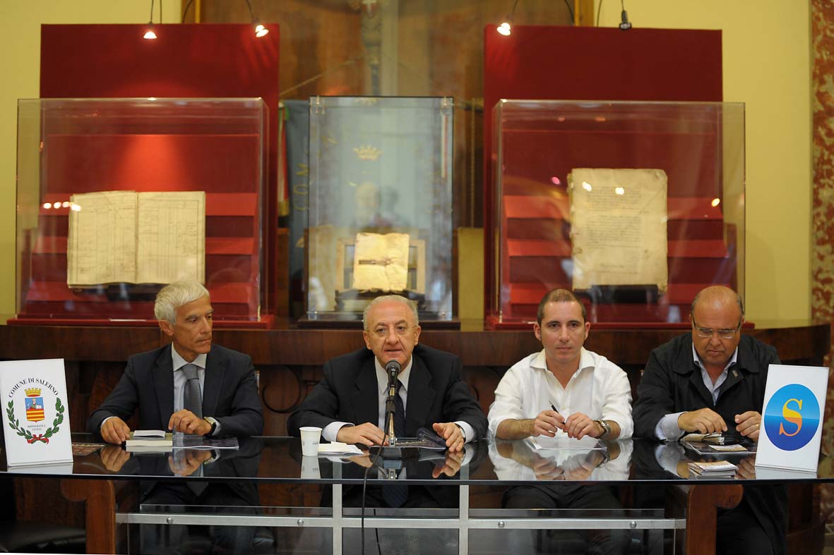   Con il Sindaco De Luca Conferenza stampa di presentazione della stagione di prosa 2012-2013 del Teatro Municipale Giuseppe Verdi di Salerno. Salerno, 15 giugno 2012.
