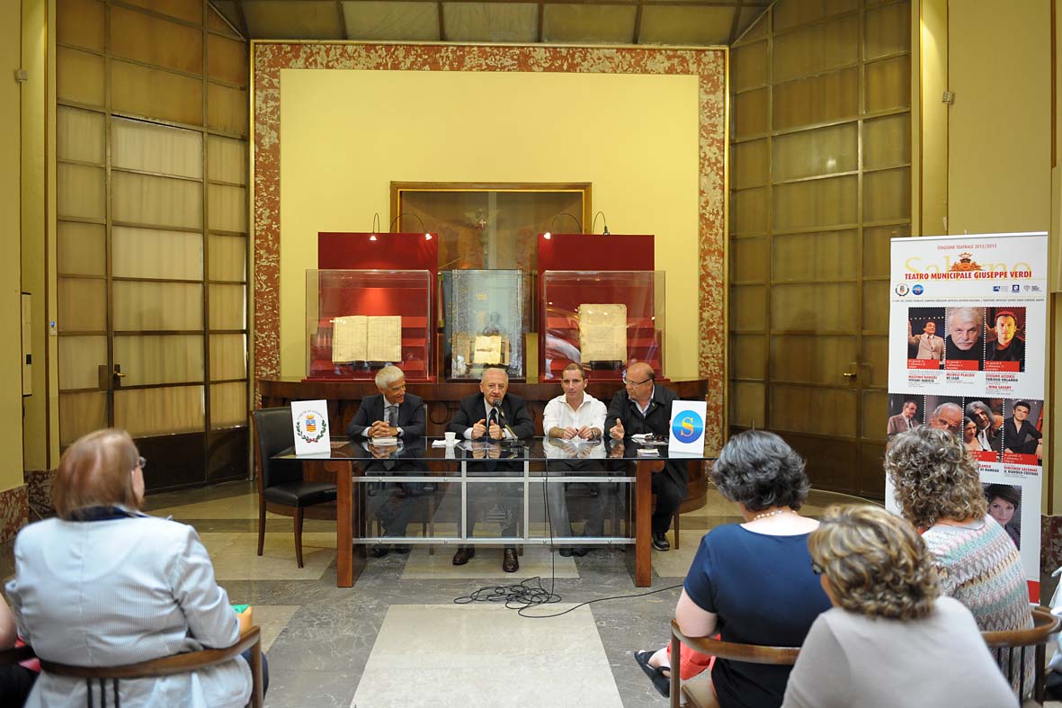   Con il Sindaco De Luca Conferenza stampa di presentazione della stagione di prosa 2012-2013 del Teatro Municipale Giuseppe Verdi di Salerno. Salerno, 15 giugno 2012.
