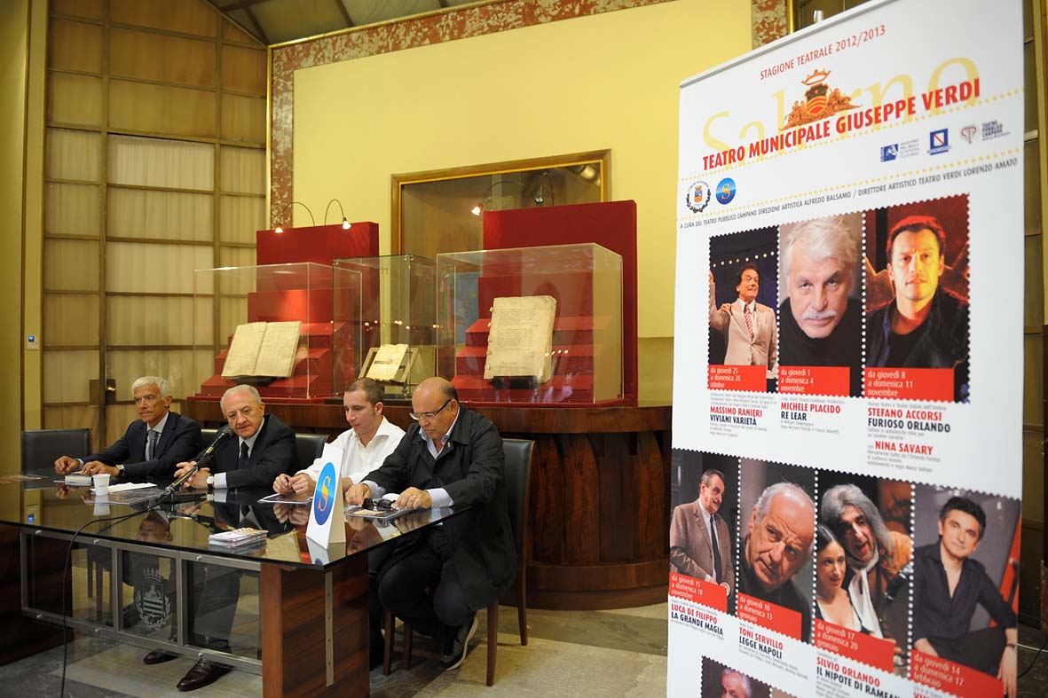   Con il Sindaco De Luca Conferenza stampa di presentazione della stagione di prosa 2012-2013 del Teatro Municipale Giuseppe Verdi di Salerno. Salerno, 15 giugno 2012.
