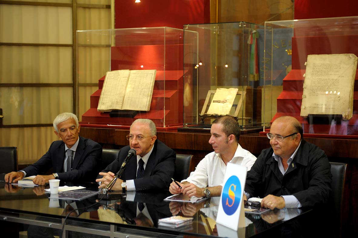   Con il Sindaco De Luca Conferenza stampa di presentazione della stagione di prosa 2012-2013 del Teatro Municipale Giuseppe Verdi di Salerno. Salerno, 15 giugno 2012.
