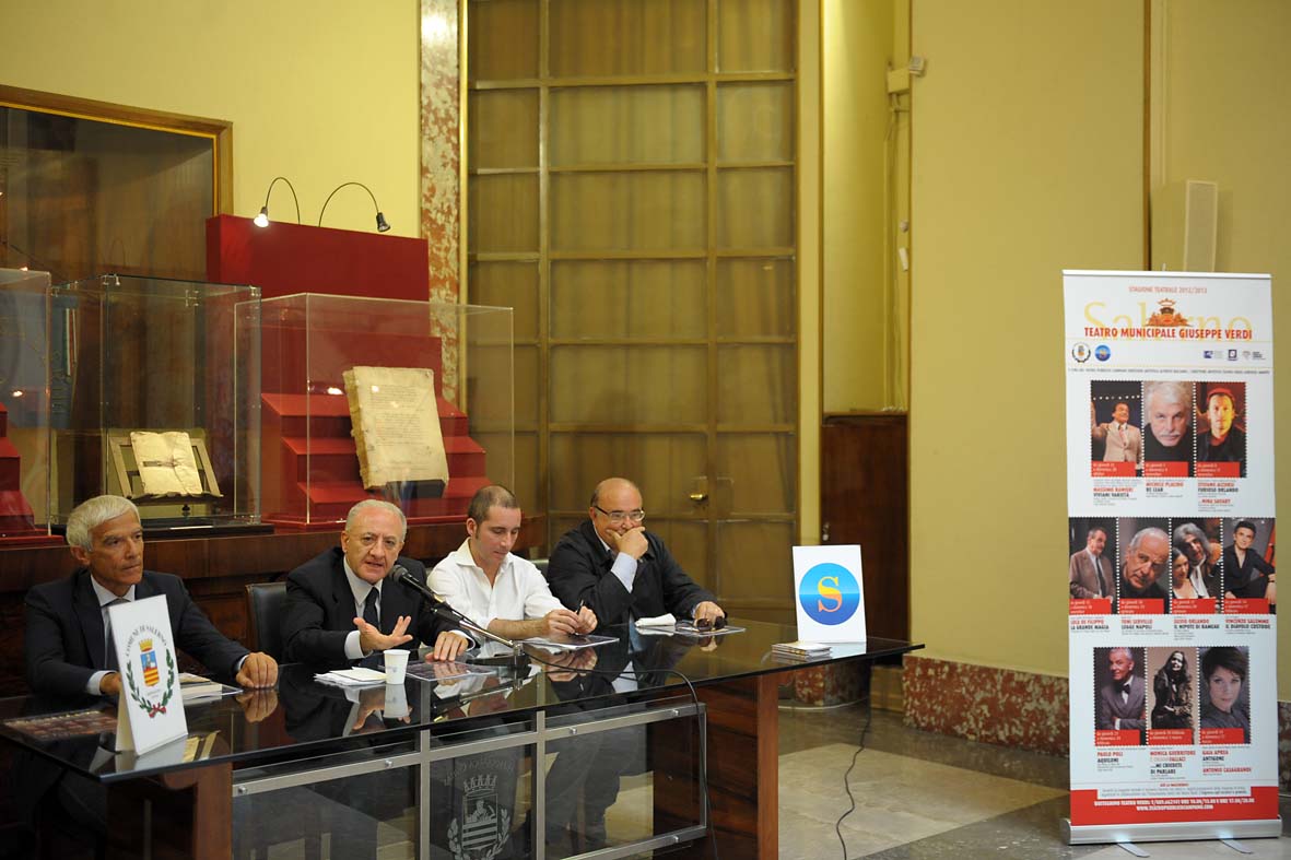  Con il Sindaco De Luca Conferenza stampa di presentazione della stagione di prosa 2012-2013 del Teatro Municipale Giuseppe Verdi di Salerno. Salerno, 15 giugno 2012.
