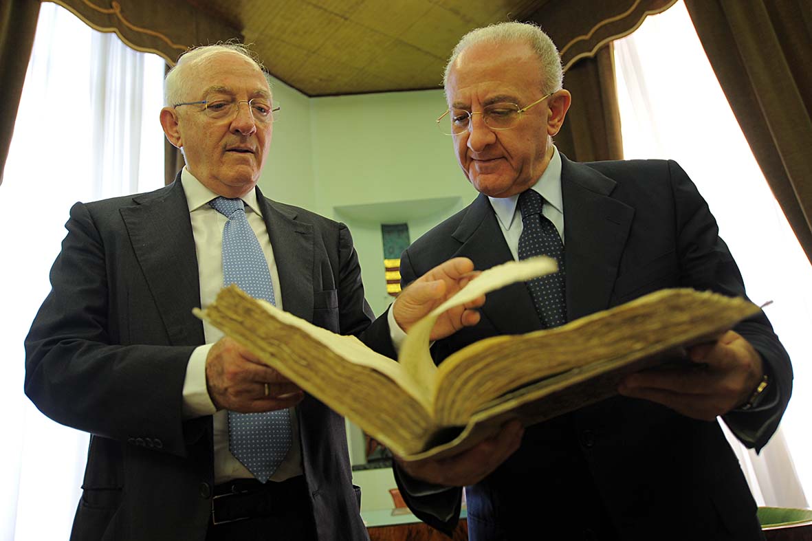   Consegna al Comune di Salerno di un tomo manoscritto contenente i verbali del Decurionato

