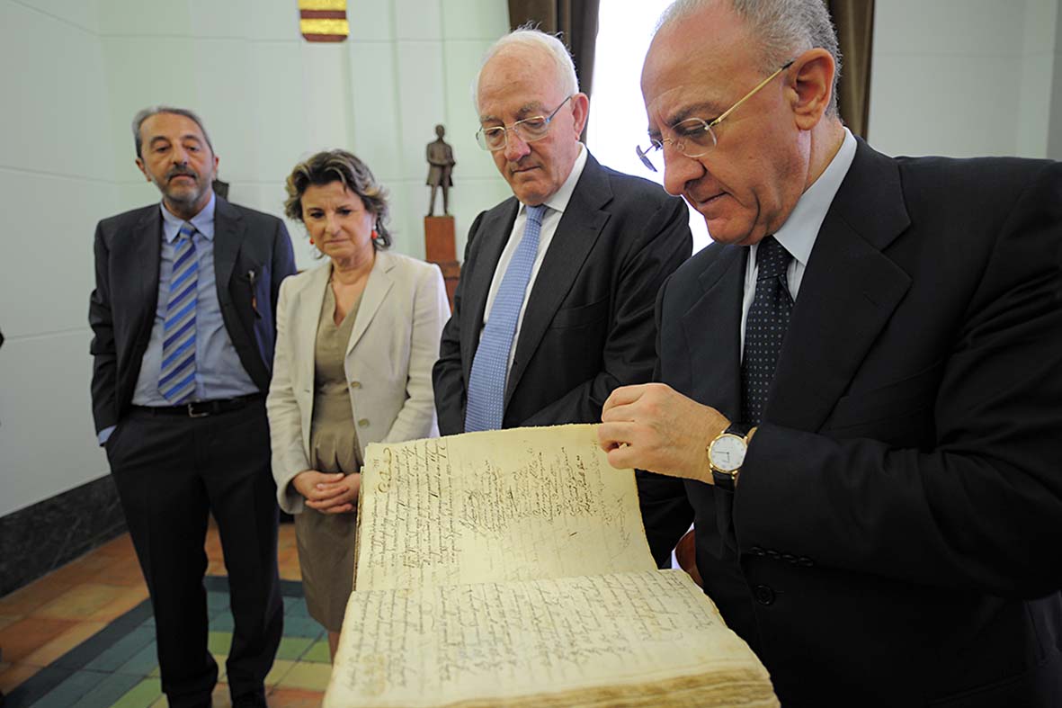   Consegna al Comune di Salerno di un tomo manoscritto contenente i verbali del Decurionato
