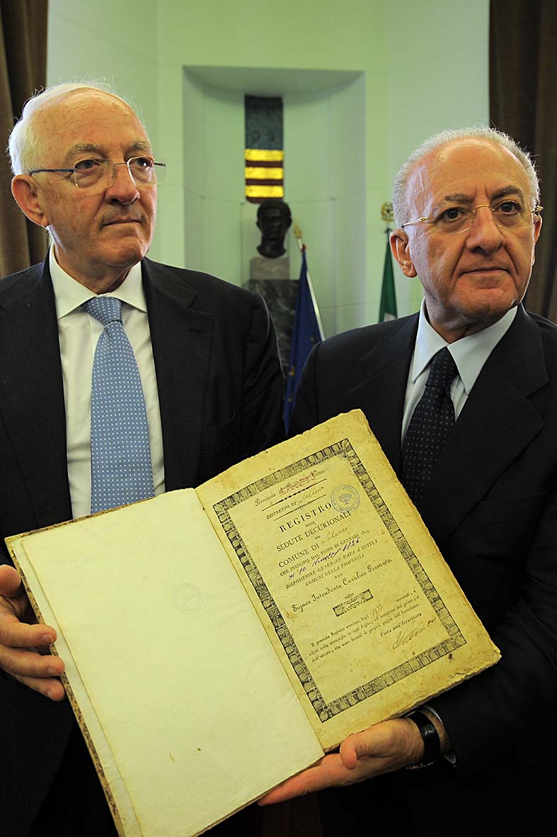   Consegna al Comune di Salerno di un tomo manoscritto contenente i verbali del Decurionato
