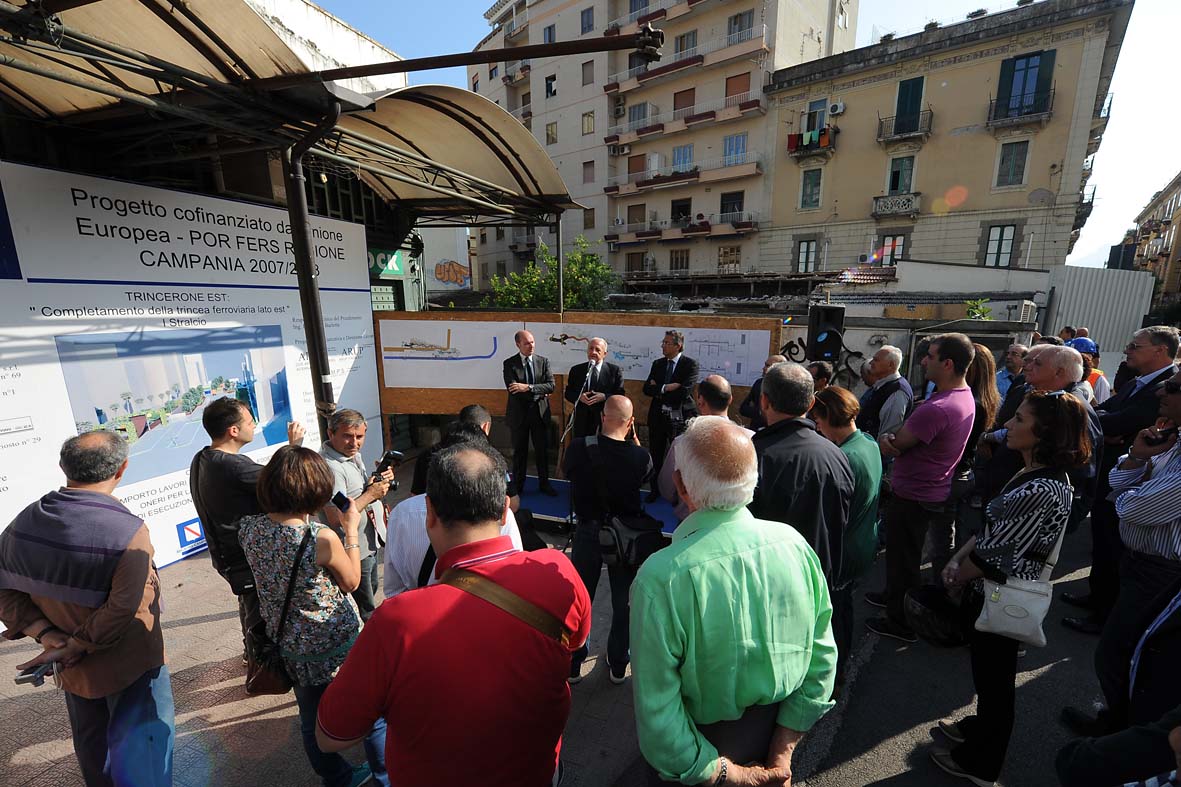   Con il Sindaco V. De Luca al via i lavori di completamento trincerone ferroviario lato Est. Sabato 2 giugno 2012.
