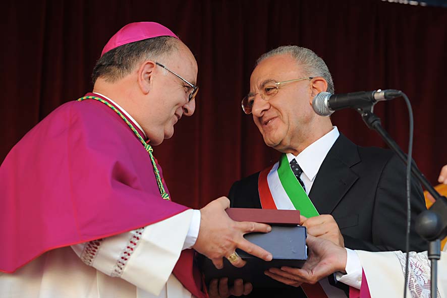   Il Sindaco De Luca e la Citta' di Salerno salutano il nuovo Arcivescovo Mons. Luigi Moretti
