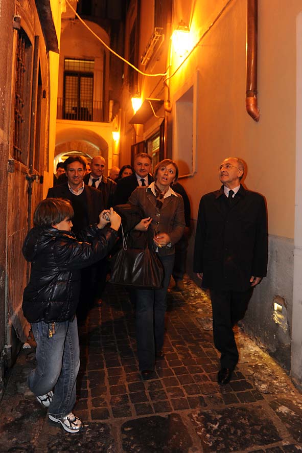   Il Sindaco De Luca inaugura il nuovo arredo urbano ed illuminazione artistica del Centro Storico. 19 novembre 2009
