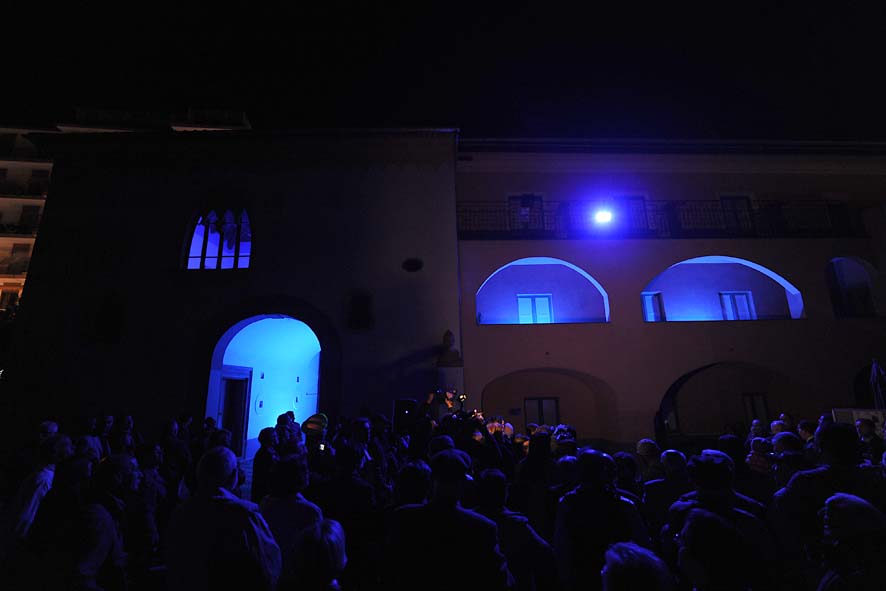   Villa Carrara si colora di blu
