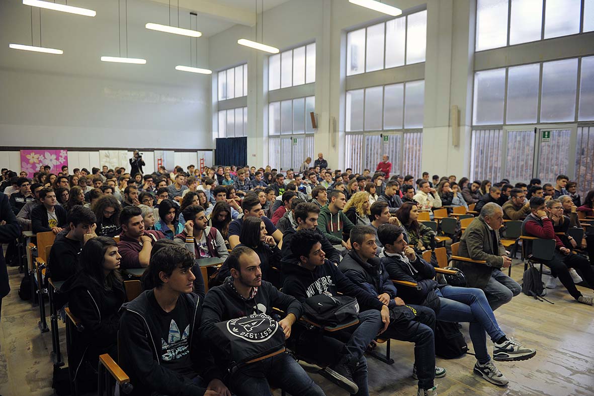   Il Sindaco De Luca al Liceo Genovesi-Da Vinci per il progetto "Sapere Aude"
