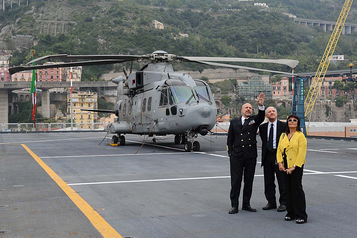   Il Sindaco e Vice Ministro De Luca sulla portaerei Cavour
