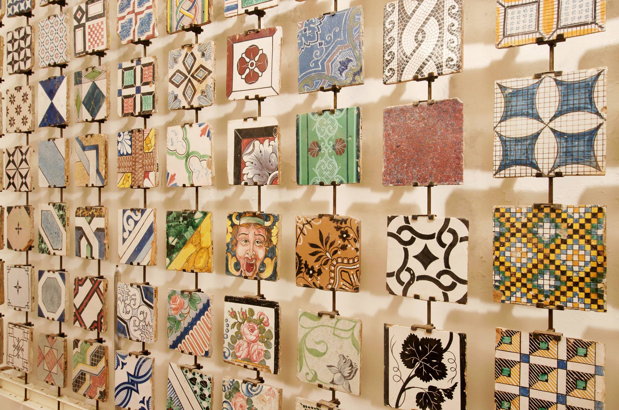 Esposizione di mattonelle in cotto (riggiole)