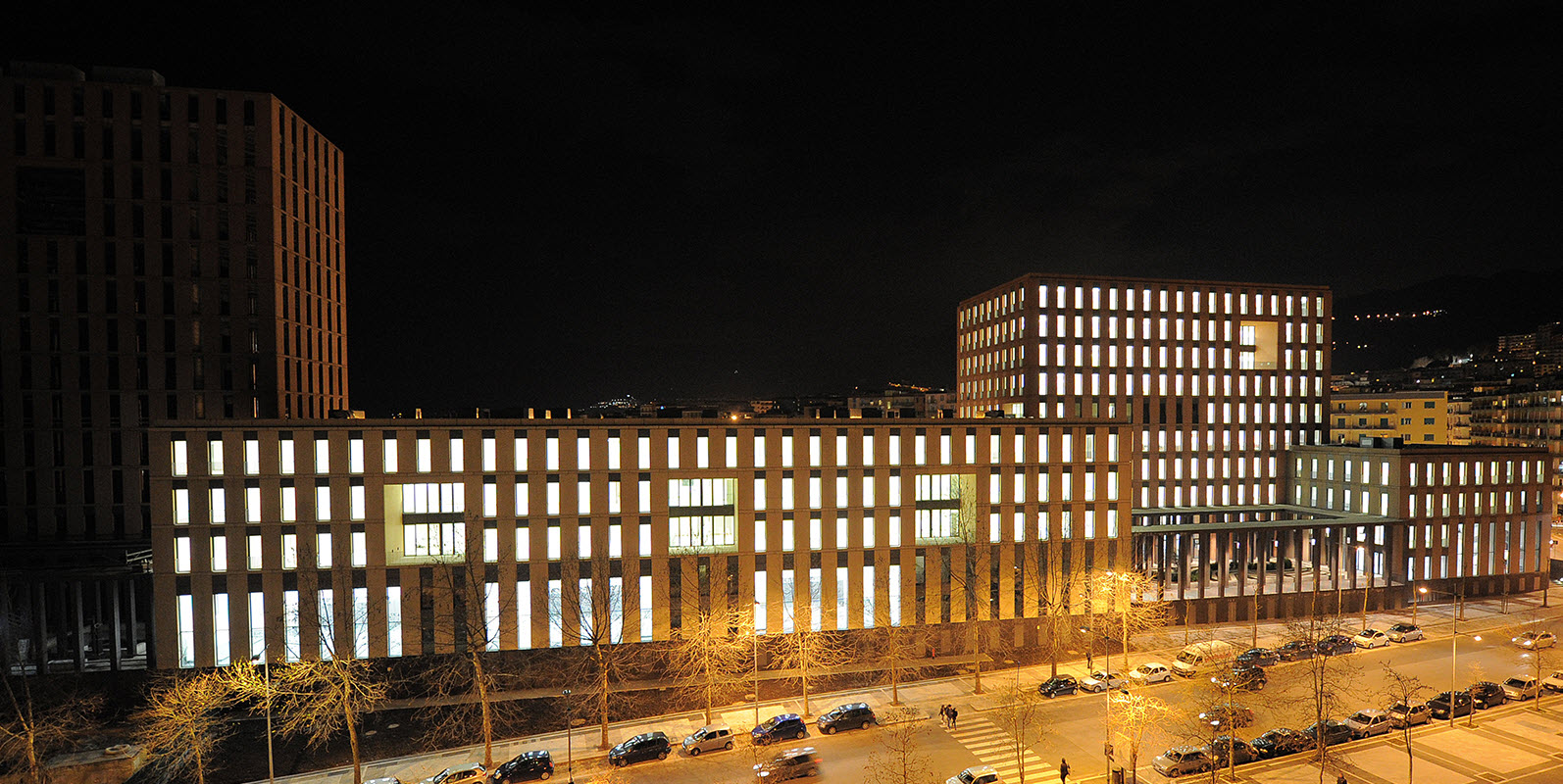 Suggestiva veduta notturna della Cittadella Giudiziaria