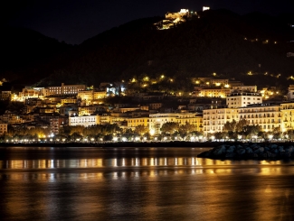 Vista della città di Salerno dal mare