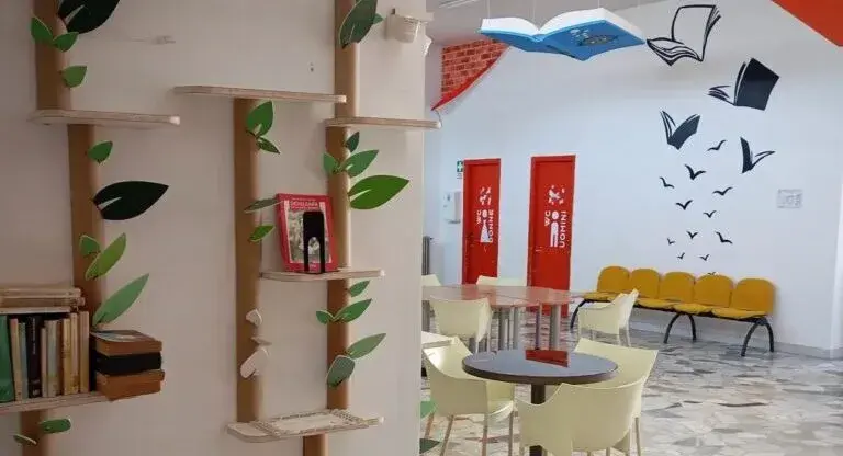 interni della biblioteca